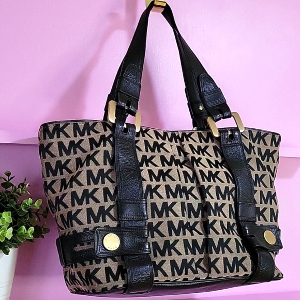 Final❤Sale❤ Michael Kors Black and Cream Shoulder Bag with Monogram Pattern Mk
